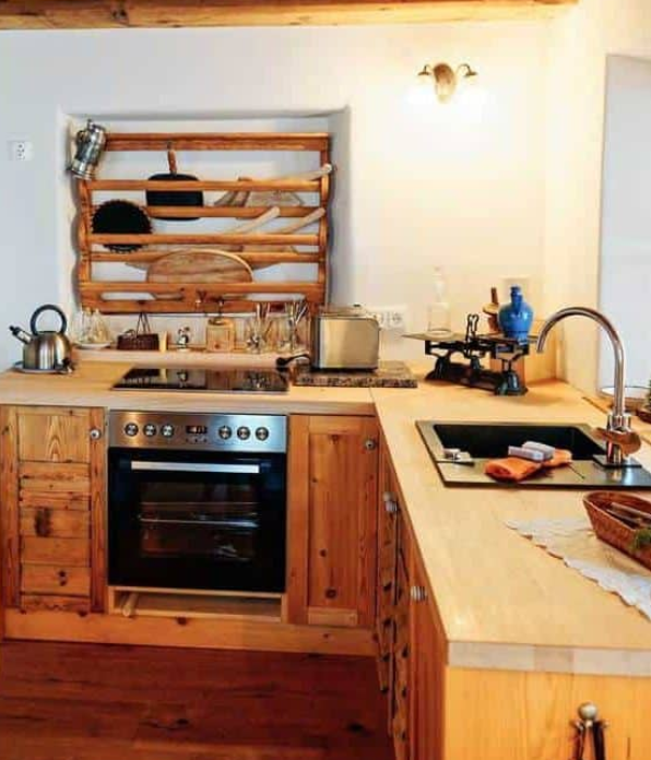 Clean-look farmhouse kitchen with a vintage reference